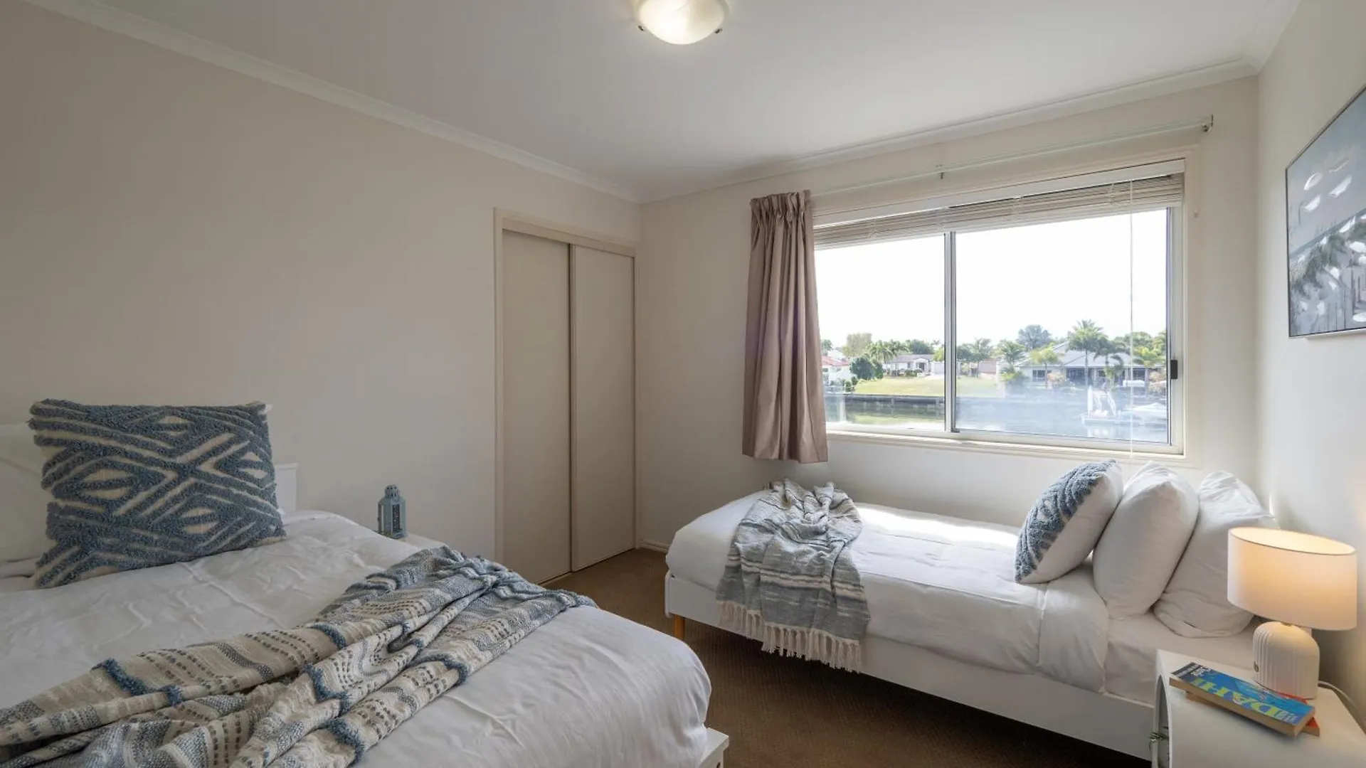Seanna Blue: Relax & Indulge On The Canal Banksia Beach 0*,
