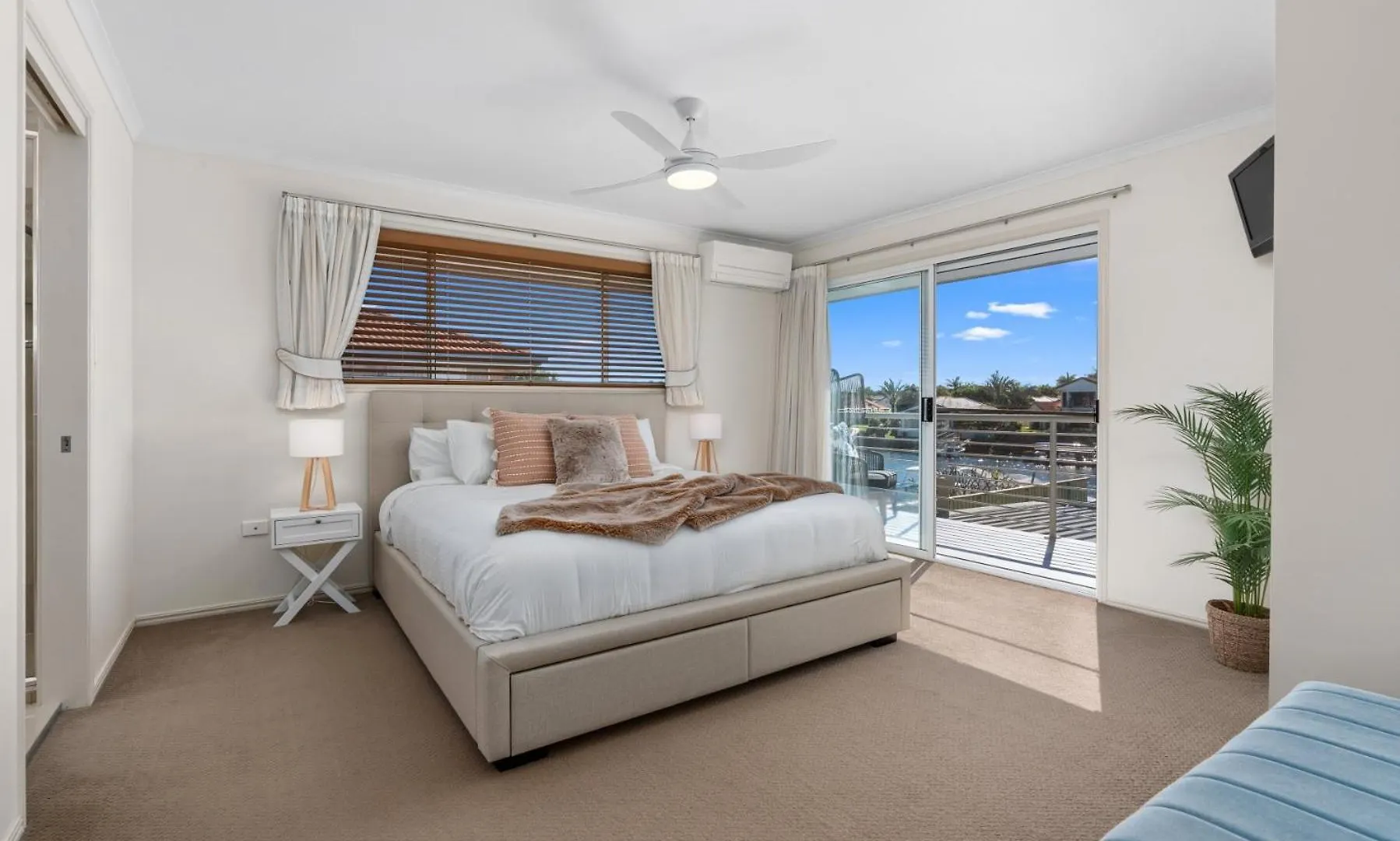 Seanna Blue: Relax & Indulge On The Canal Banksia Beach Australia