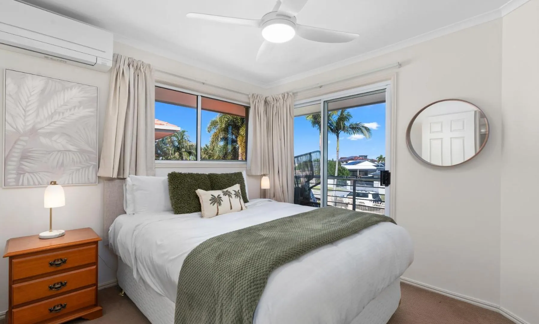 Seanna Blue: Relax & Indulge On The Canal Banksia Beach 0*,