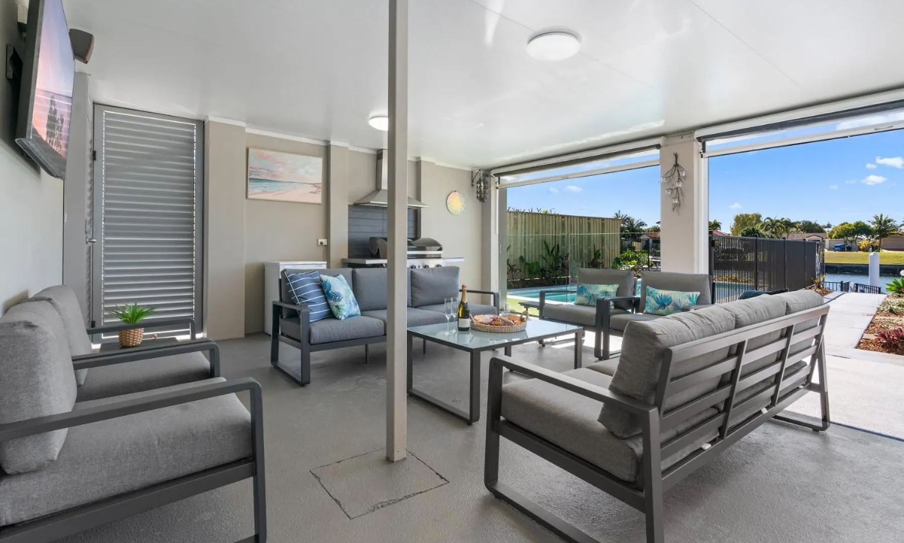 Seanna Blue: Relax & Indulge On The Canal Banksia Beach